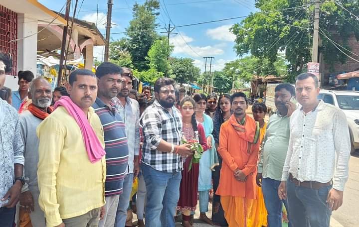 Latehar:बेतला कुटमू शिव मंदिर से निकाली गई कल यात्रा मे मनिका विधानसभा क्षेत्र के विधायक रामचंद्र सिंह के पुत्र विजयबादुर सिंह शामील