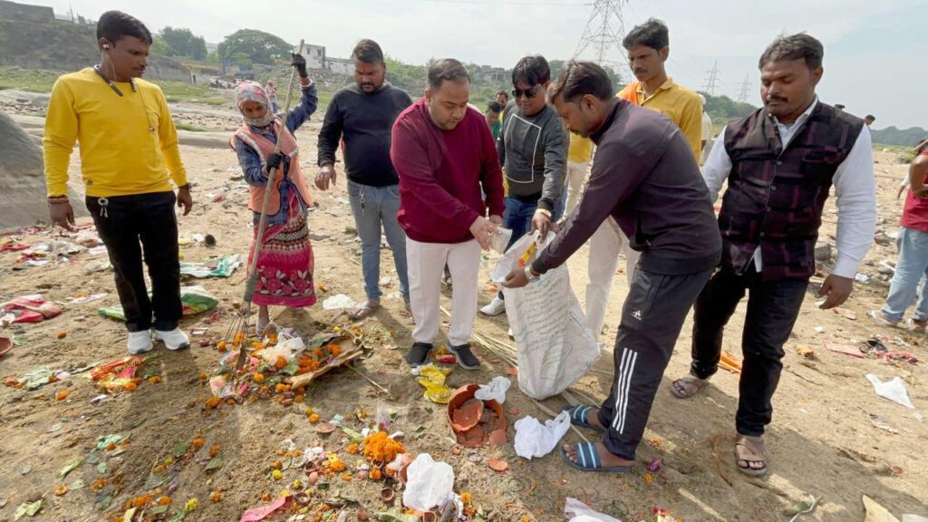 Jamshedpur : सामाजिक संस्था लोक समर्पण ने की छठ घाटों की साफ-सफाई, सदस्यों ने किया श्रमदान
