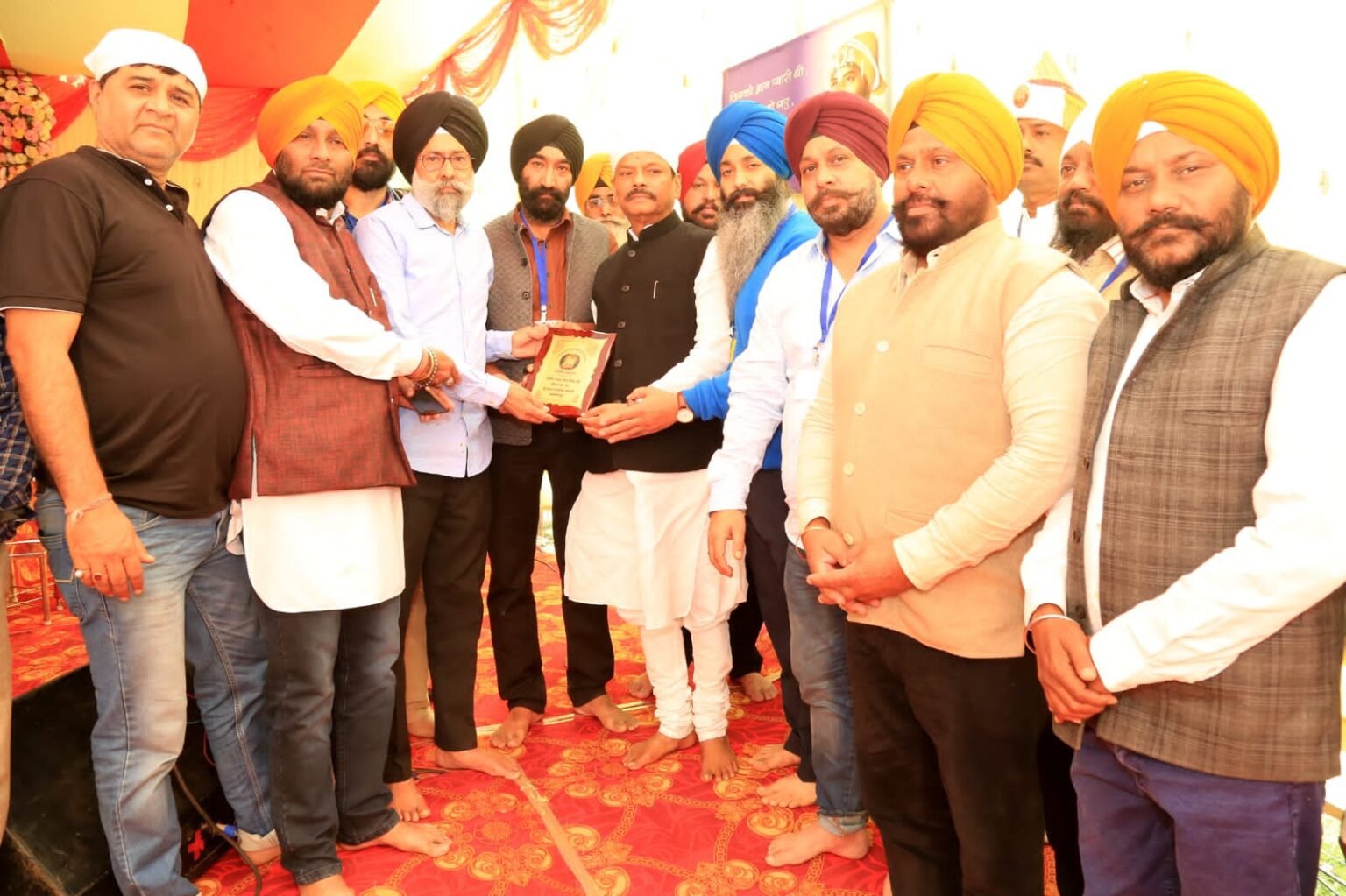 Jamshedpur : शोभा यात्रा निकाल दो दिवसीय महान कीर्तन दरबार हुआ आगाज, सीतारामडेरा गुरुद्वारा में संगत देर रात तक श्रवण करती रही वाहेगुरु का गुणगान, राज्यपाल रघुवर दास ने गुरु दरबार में लगाई हाजरी