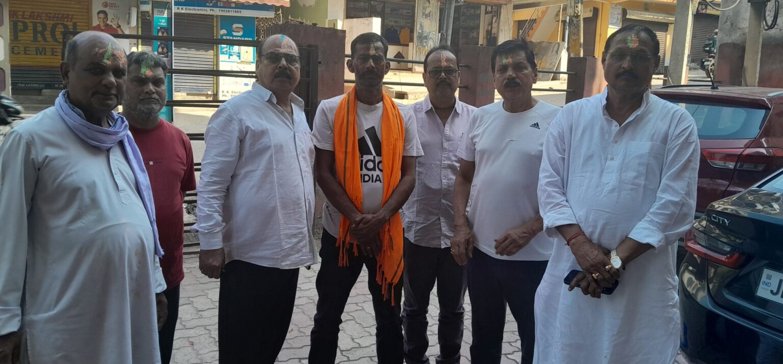 Jamshedpur : होली मिलन समारोह में पुलिस अधिकारियों का शशि मिश्रा के घर जुटान