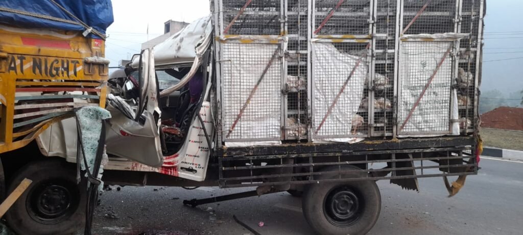 Jamshedpur : एनएच 33 पर खड़े ट्रक में जा घुसी पिकअप, खलासी की मौत, चालक फरार