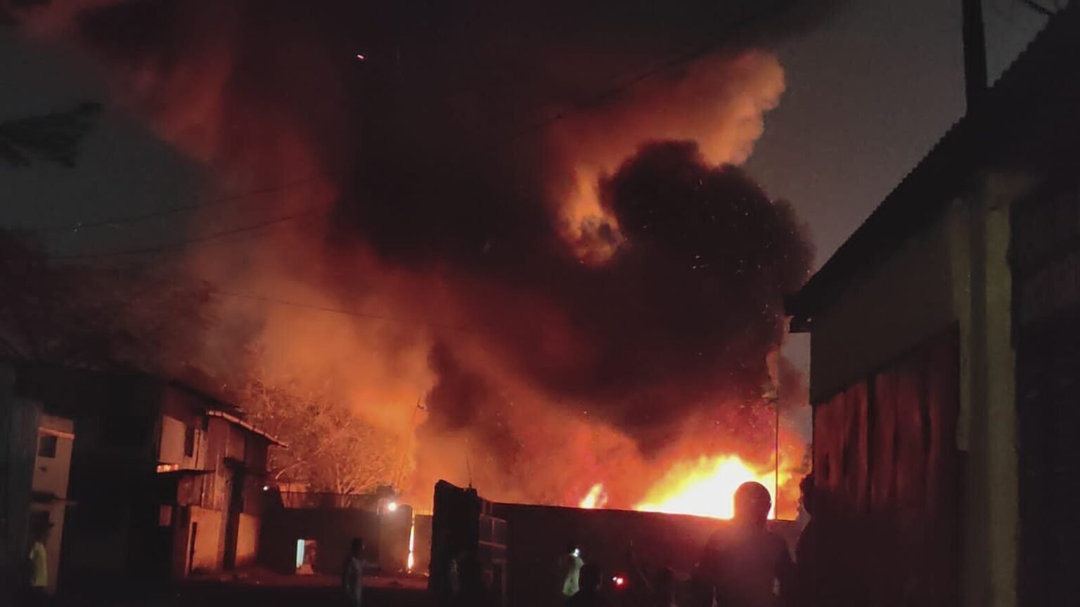 Jamshedpur : बर्मामाइंस में रबर की फैक्ट्री में लगी भीषण आग, मौके पर पहुंचे दमकल