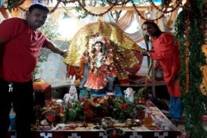 पूजा अर्चना करते युवा भाजपा नेता.