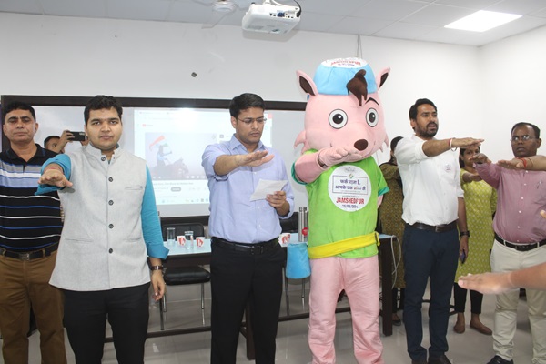 Jamshedpur : जिला निर्वाचन पदाधिकारी एवं उप विकास आयुक्त ने युवा मतदाताओं को मतदान के लिए किया प्रेरित