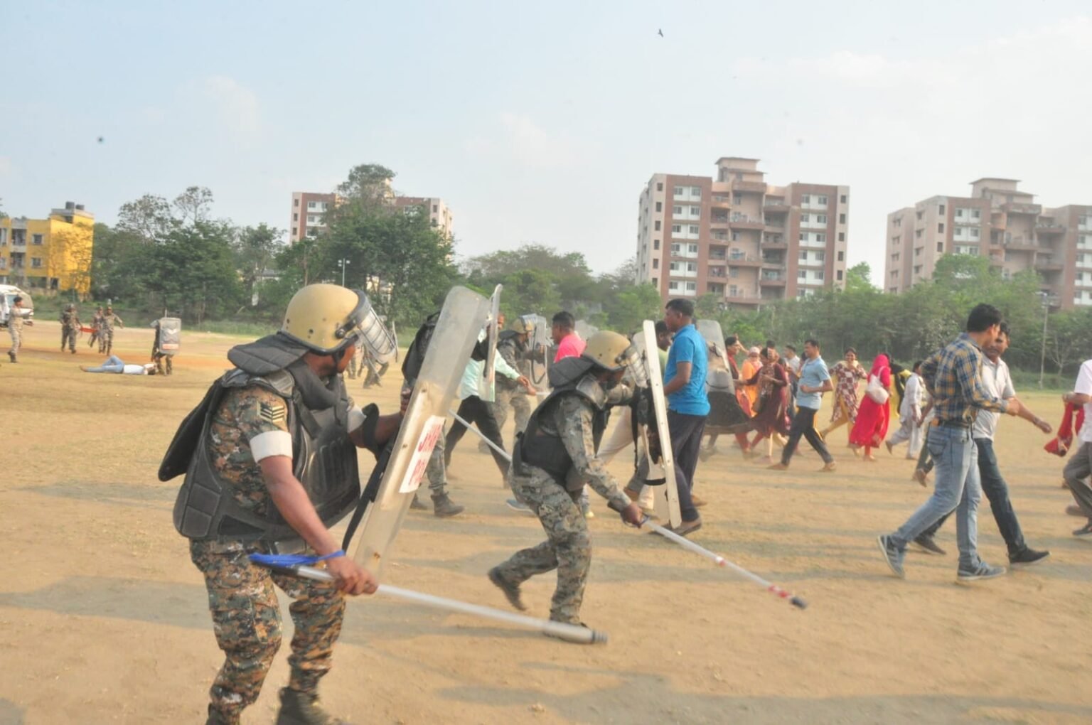 Jamshedpur : रामनवमी को लेकर गोलमुरी पुलिस लाइन में मॉक ड्रिल, पुलिस ने दागे आंसू गैस के गोले