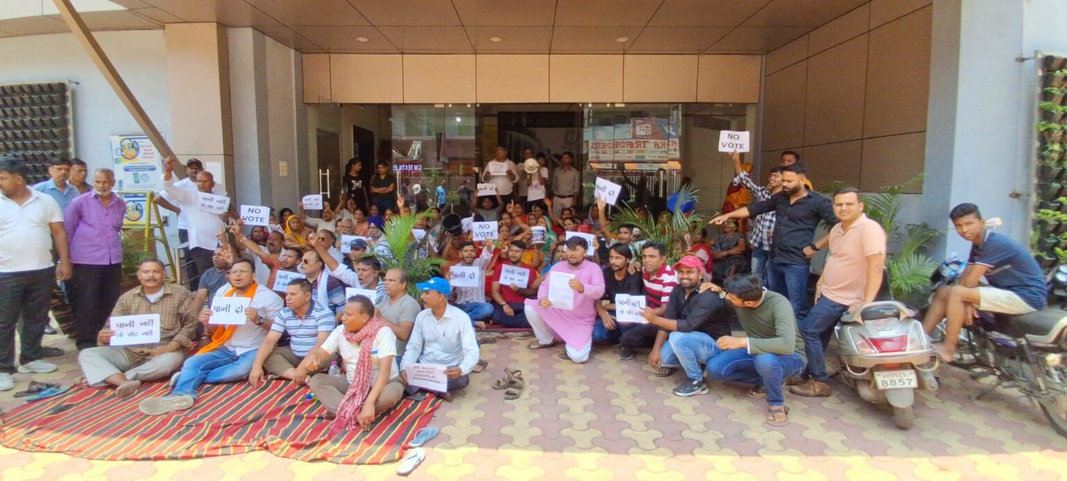 Jamshedpur : पानी की समस्या को लेकर नगरपालिका कार्यालय के बाहर अनिश्चितकालिन धरने पर बैठे सफीगंज बस्ती के लोग, “पानी नहीं तो वोट नहीं” के लगाए नारे