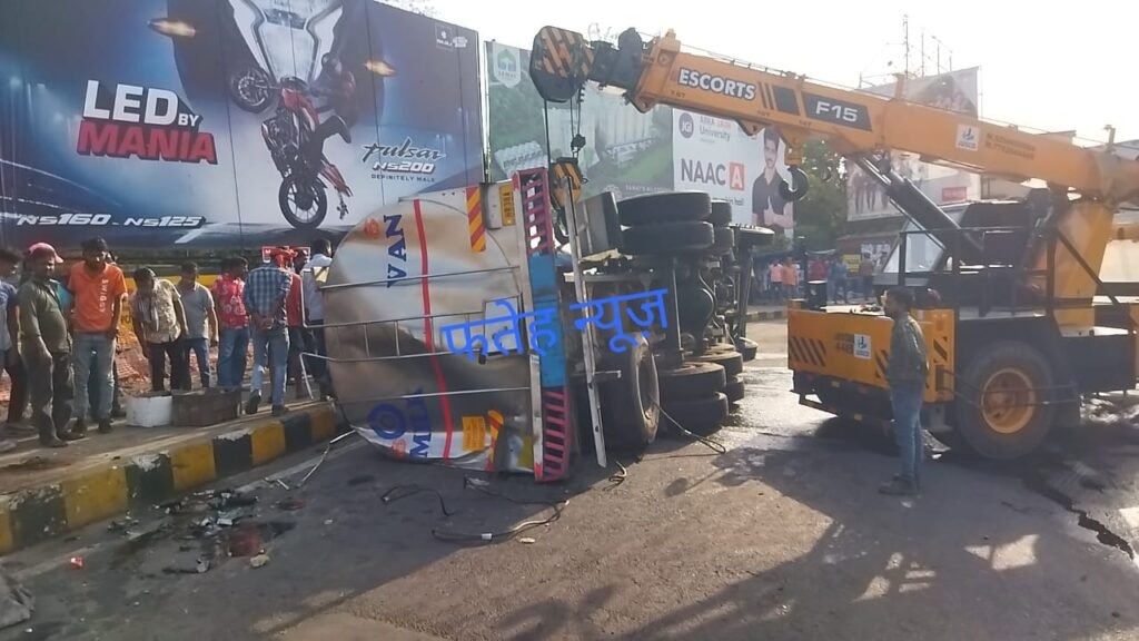 Jamshedpur : बिष्टुपुर खरकाई ब्रिज के समीप सुधा दूध टैंकर बाइक सावर पर पलटा एक पैर कटा