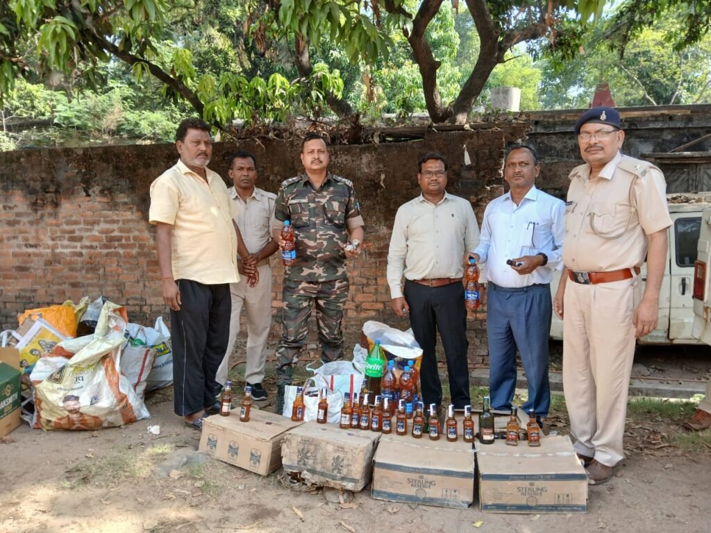 Jamshedpur : शराब दुकान का कर्मचारी ही दुकान में बेच रहा था नकली शराब, विभाग ने गिरफ्तार कर भेजा जेल