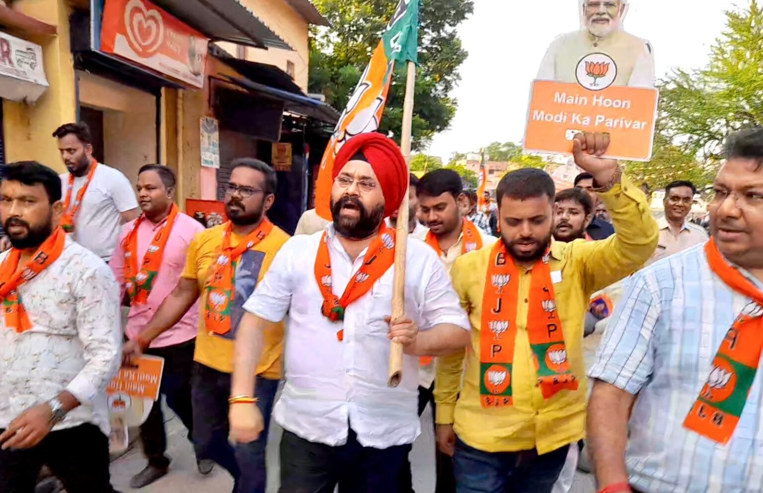 Jamshedpur : लोकसभा चुनाव को लेकर अमरप्रीत सिंह काले का जनसंपर्क अभियान जारी, कहा मोदी जी ही आयेंगे और राष्ट्र को परम वैभव के शिखर पर ले जायेंगे, देखें – Video