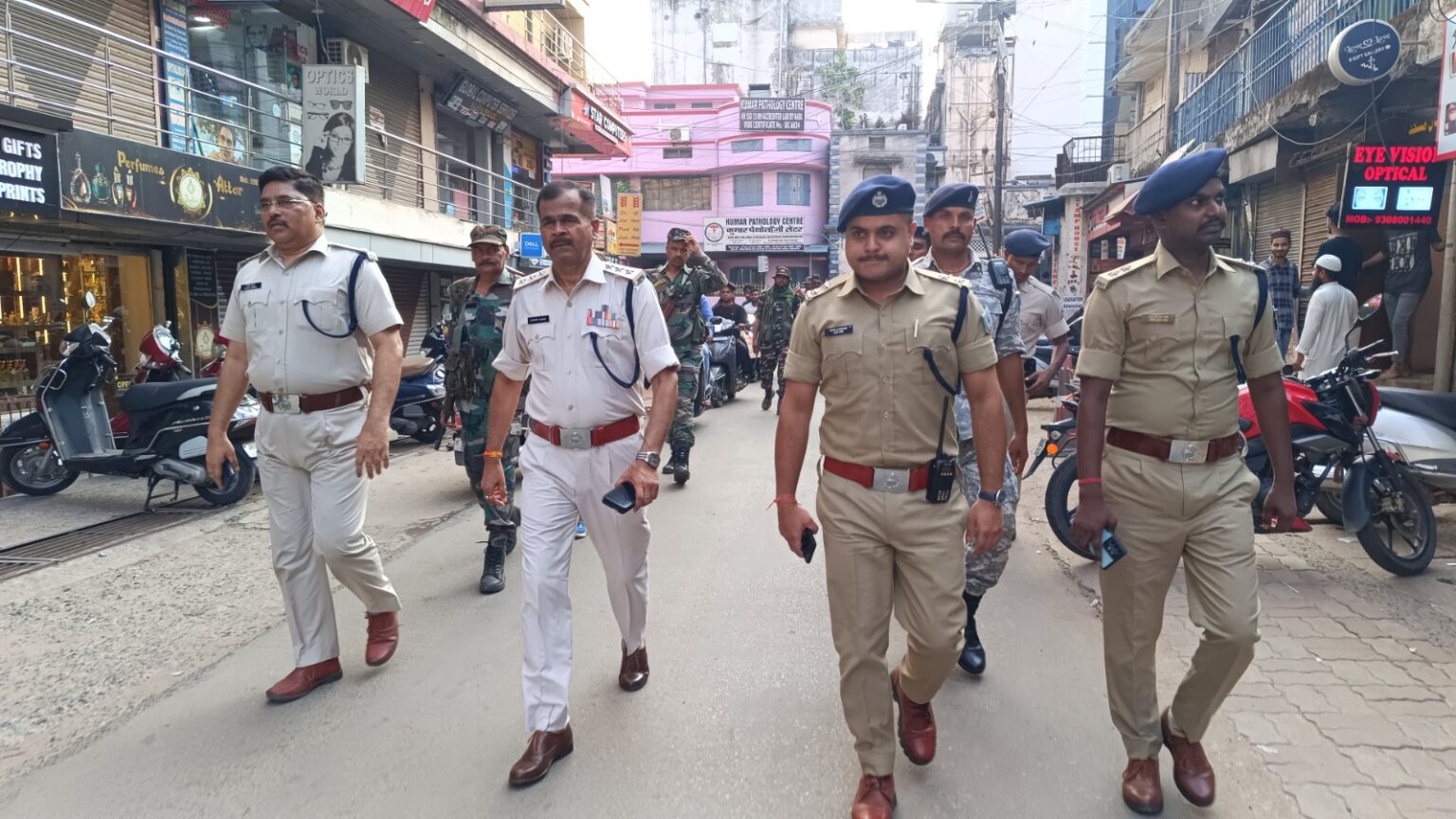 Jamshedpur : मतगणना को लेकर जन सुरक्षा के लिये जिला पुलिस ने संवेदनशील इलाकों में किया पैदल मार्च