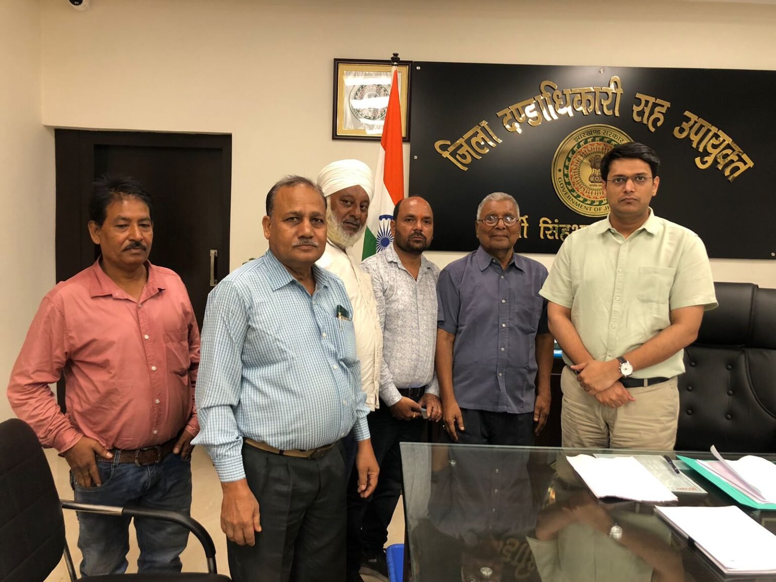 Jamshedpur : जेम्को मैदान के लिए संघर्ष जारी, डीसी को बस्ती वासियों ने सौपा ज्ञापन, कहा – जुस्को प्रबंधन मैदान में ट्रांसपोर्टेशन इस्तेमाल की प्लानिंग कर रही