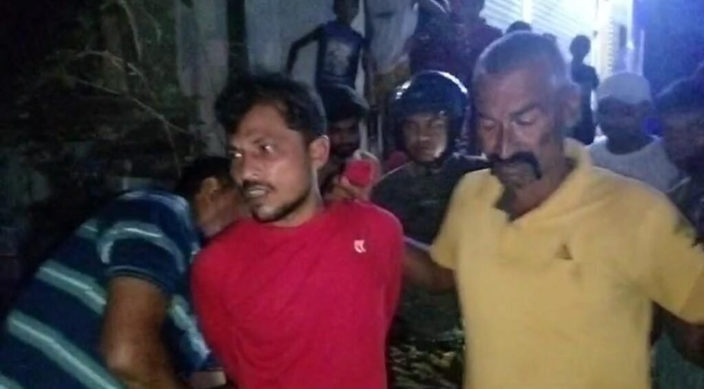 Jamshedpur : मानगो में स्कूटी लेकर भाग रहे चोर ने टाइगर मोबाइल जवान पर चाकू से हमला करने की कोशिश की, लोगों ने की पिटाई