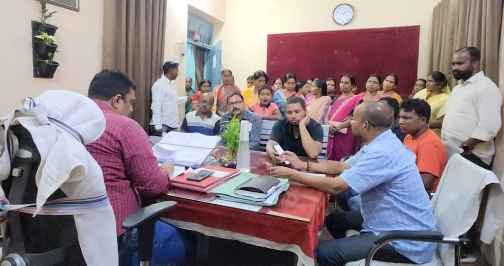 Jamshedpur : 200 यूनिट पर 50 हजार का बिजली बिल लेकर परेशान हुए ग्रामीण, विधायक मंगल कालिंदी ने दिया साथ