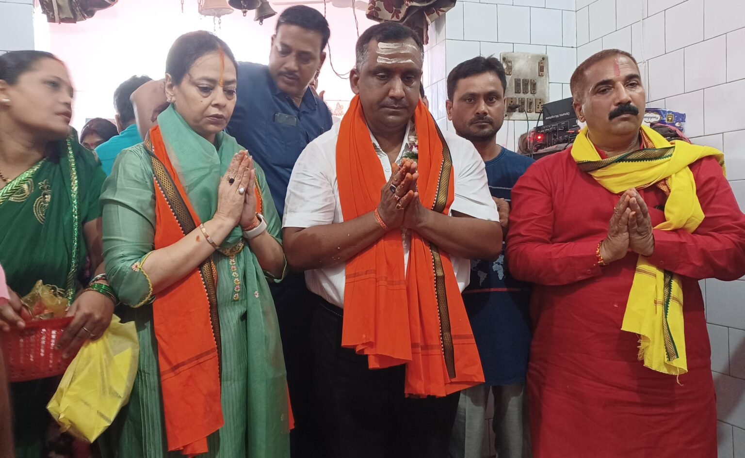 Jamshedpur : मंत्री बन्ना गुप्ता ने पत्नी संग भोले बाबा की शरण पहुंचे