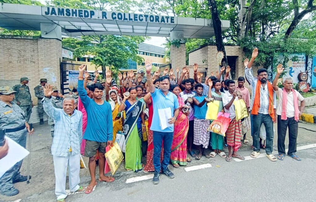 Jamshedpur : अनियमित राशन वितरण के खिलाफ ग्रामीणों ने उपायुक्त कार्यालय के समक्ष किया प्रदर्शन