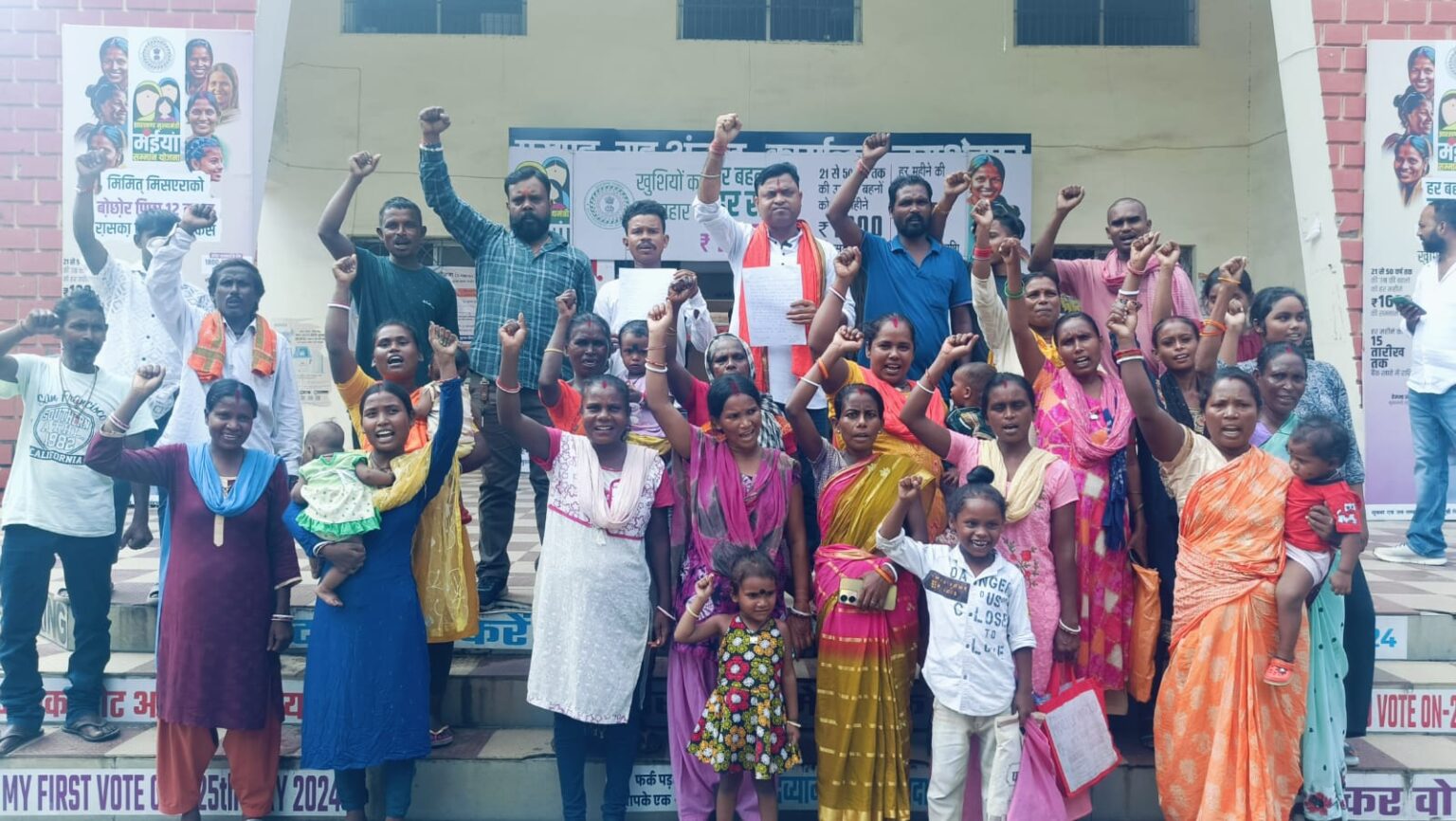 Jamshedpur : परसुडीह कालिंदी बस्ती में शौचालय की मांग पर बीडीओ को भाजपा नेता के साथ बस्तीवासियों ने सौंपा ज्ञापन, महिलाओं ने कहा मईया योजना बाद में देना पहले शौचालय दो हेमंत सोरेन जी, देखें -Video