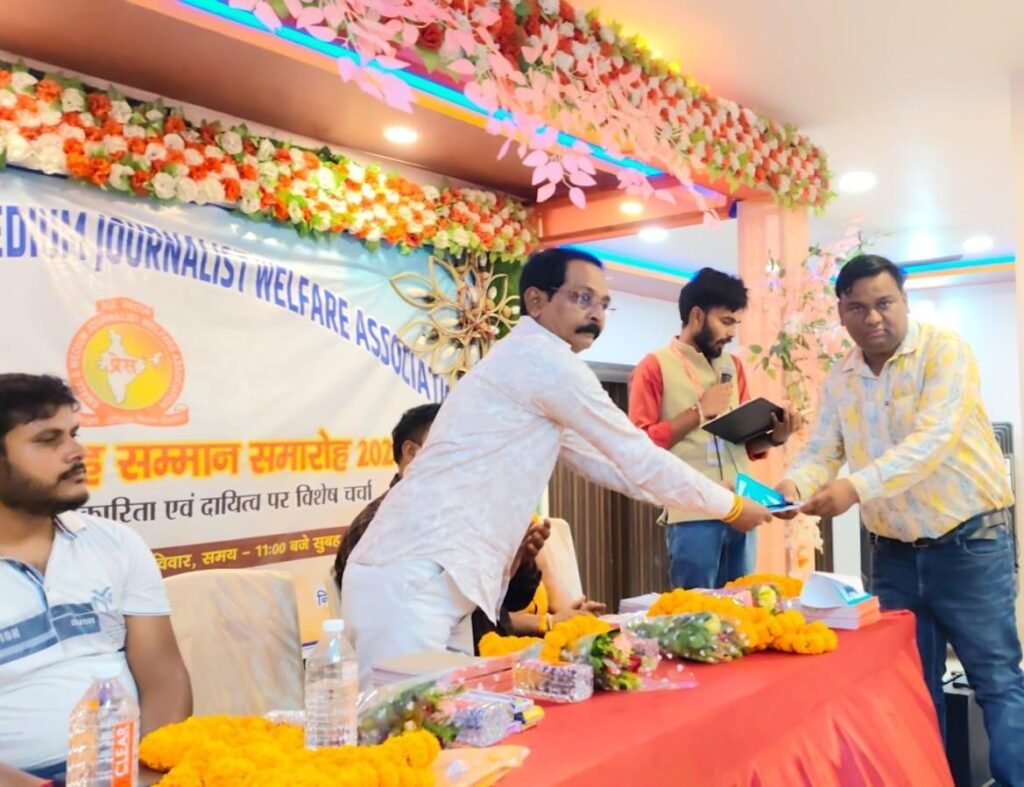 Garhwa : पत्रकारों पर दर्ज फर्जी मामलों पर न्यायालय की शरण में जाएंगे : शैलैंद्र