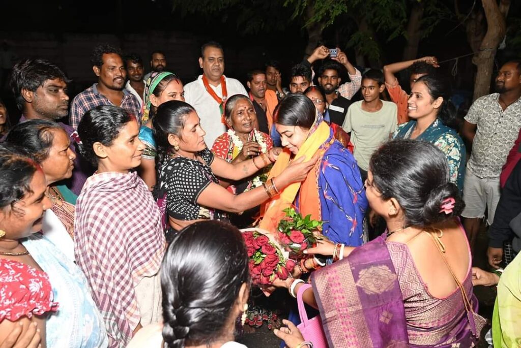 Jamshedpur : पूर्वी विधानसभा के जन-जन से जुड़ रही भाजपा प्रत्याशी पूर्णिमा साहू