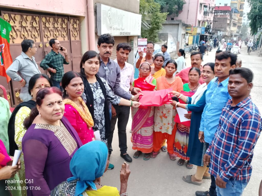 Jamshedpur : परसुडीह में पूर्व जिप सदस्य ने दुर्गापूजा के अवसर पर जरूरतमंदों में बांटी 200 साड़ी