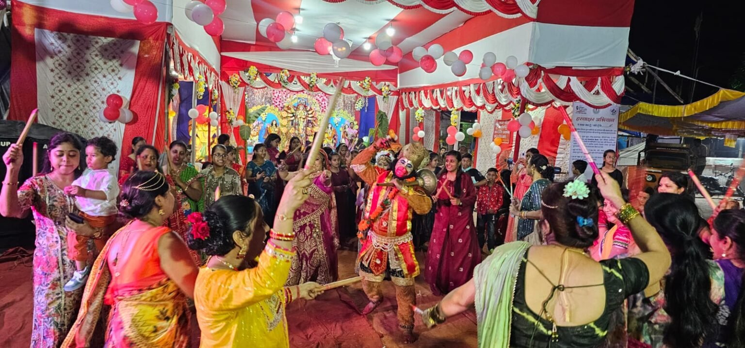 Jamshedpur : श्री श्री महाकालेश्वर घाट जुगसलाई में भक्तों ने राधा-कृष्ण, हनुमान संग खेला डांडिया, देखें – Video