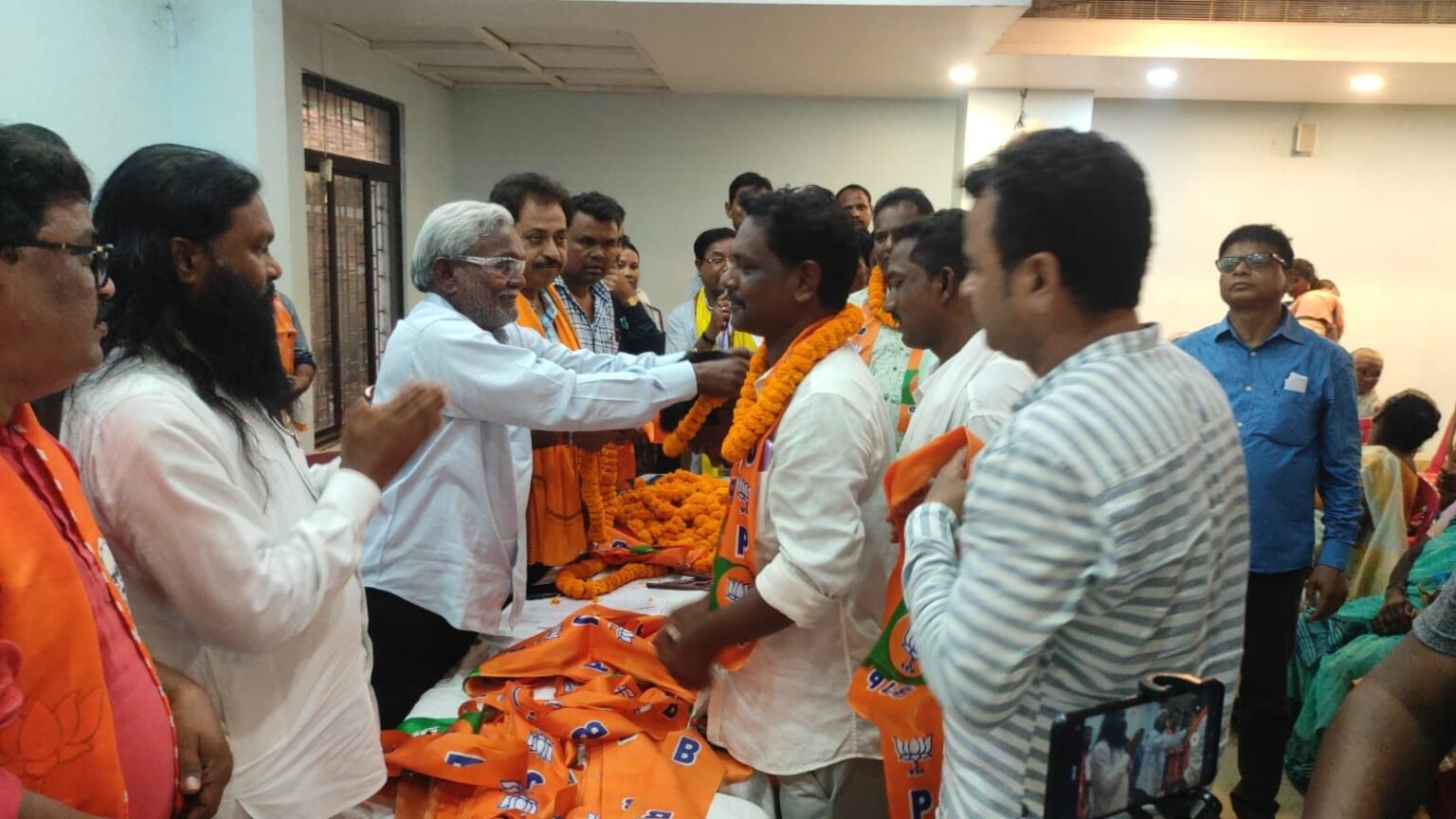 Ghatsila : पूर्व मुख्यमंत्री चंपई सोरेन व भाजपा प्रत्याशी बाबूलाल सोरेन की मौजूदगी में 500 लोगों ने थामा भाजपा का दामन