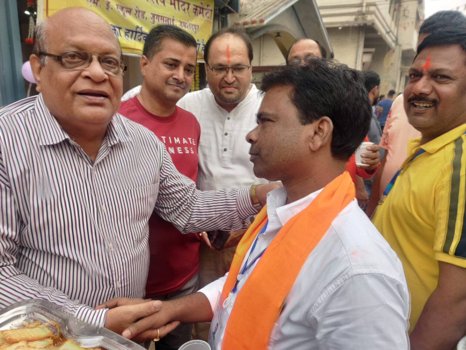 Jamshedpur : जुगसलाई श्री राजस्थान शिव मंदिर समिति ने लगाया सेवा शिविर, प्रत्याशी सहिस भी पहुंचे