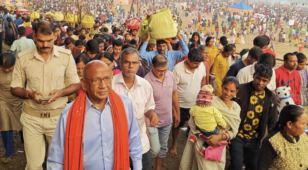 Jamshedpur : कई छठ घाटों में सरयू राय ने सेवा शिविर में की सेवा, जमशेदपुर वासियों के लिए की कामना