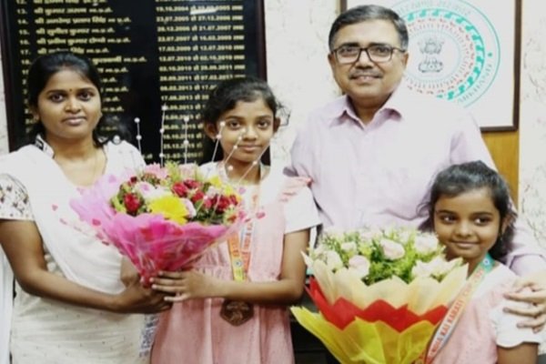 Bokaro : उपायुक्त ने स्वर्ण पदक विजेता कराटे खिलाड़ी बहनों से की भेंट