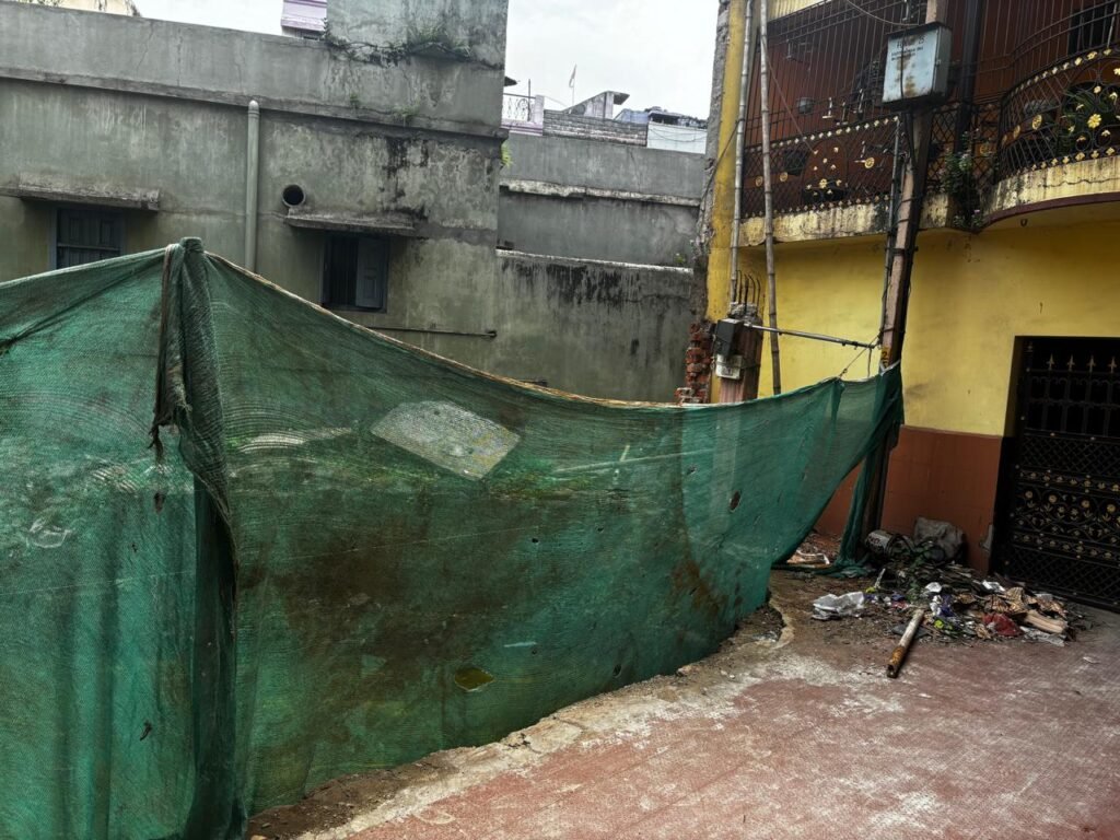 Jamshedpur : भवन निर्माण मानदंडों का उल्लंघन, एग्रिको रोड नंबर 9 के निवासी अस्वच्छता और मच्छरों से परेशान