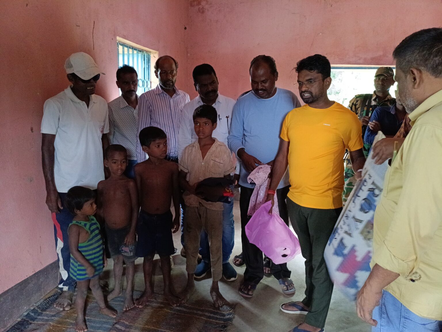 Potka : दीवार गिरने से बच्ची की मौत की खबर सुनकर पीड़ित परिवार वालों से मिलने पहुंचे विधायक संजीव सरदार