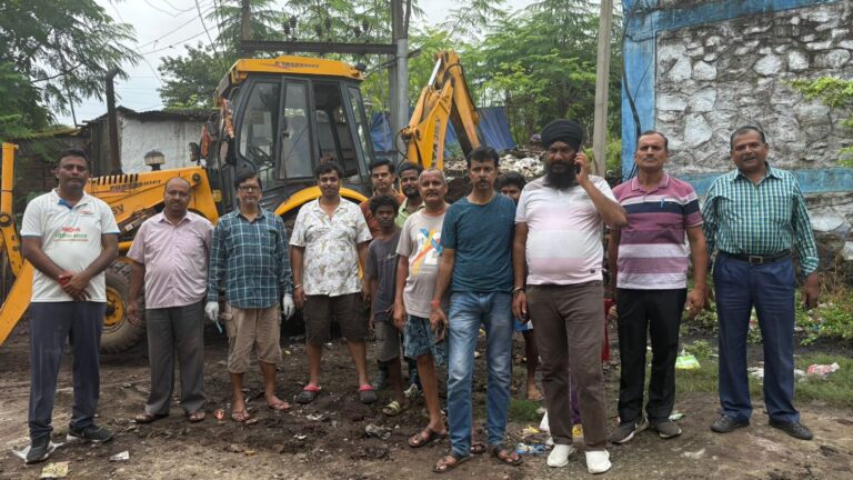 Jamshedpur : डेंगू के बढ़ते मामले को देखते हुए जिला परिषद् ने युद्ध स्तर पर चलाया सफ़ाई अभियान