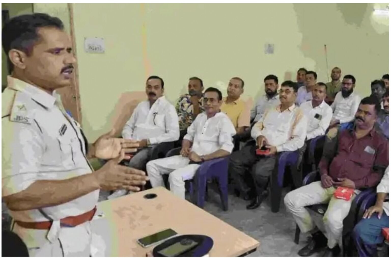 Giridih : पदभार संभालते ही नए नगर थाना प्रभारी ने शांति समिति के साथ की बैठक, कहा- शांति व्यवस्था बनाए रखना पहली प्राथमिकता