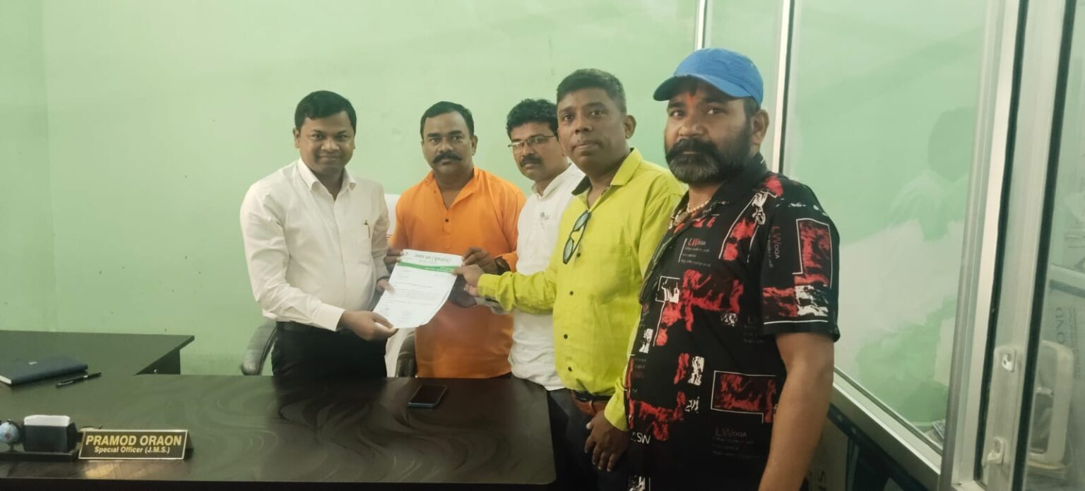 Jamshedpur : जदयू बिरसानगर समिति ने क्षेत्र में व्याप्त जन समस्याओं में सुधार लाने की मांग को लेकर जेएनएसी को ज्ञापन सौंपा