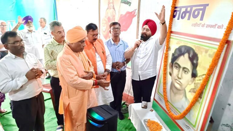 Jamshedpur : खुदीराम बोस जैसे अमर बलिदानी हमारे हृदय में बसते है : काले, पुण्यतिथि पर नमन परिवार ने अर्पित की श्रद्धांजलि, देखें – Video