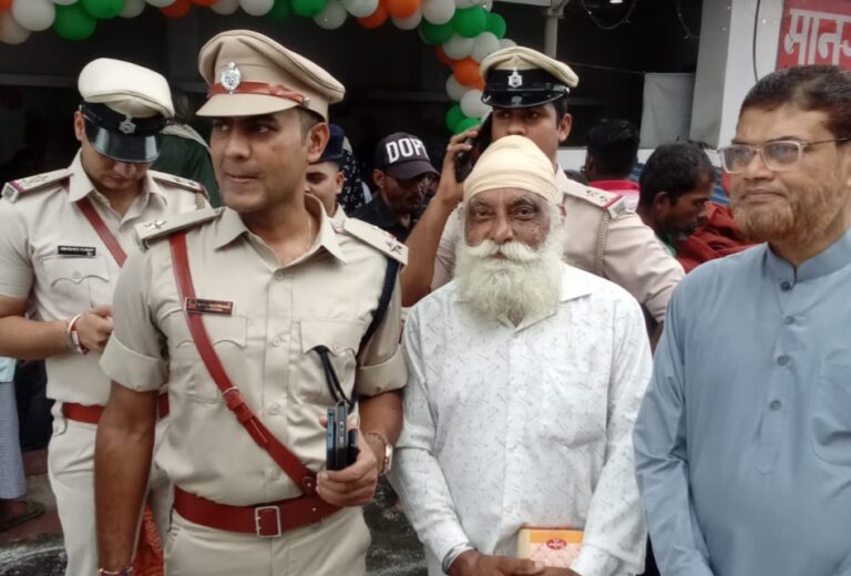 Jamshedpur : मानगो थाना में फहराया गया राष्ट्रीय ध्वज, थाना प्रभारी ने युवा वर्ग से की ये अपील, अंदर पढ़ें