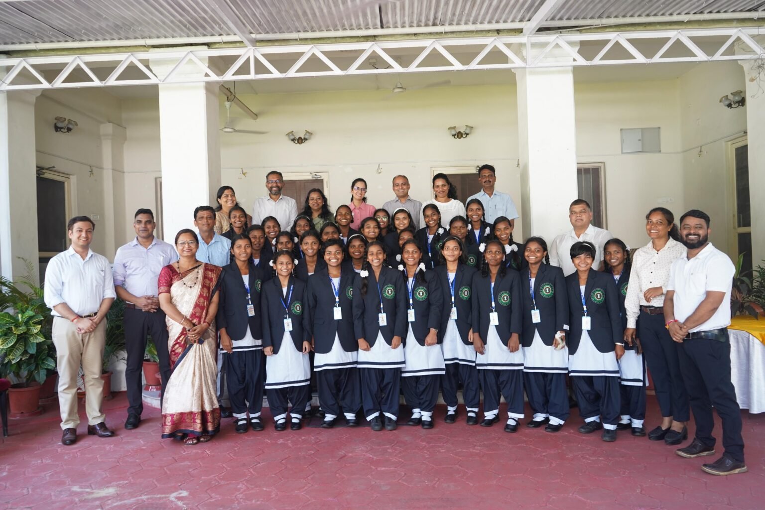 Jamshedpur : उपायुक्त ने आवास में इसरो के शैक्षणिक भ्रमण करने वाले सरकारी स्कूल की छात्राओं के दल से की मुलाकात, सहभोज कार्यक्रम में छात्राओं ने तीन दिवसीय शैक्षणिक भ्रमण के प्रेरणादायी अनुभव किया साझा