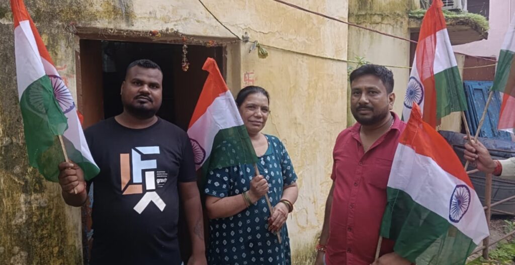 Jamshedpur : हर घर तिरंगा – सन्नी सिंह के नेतृत्व में 200 झंडे बांटे गए