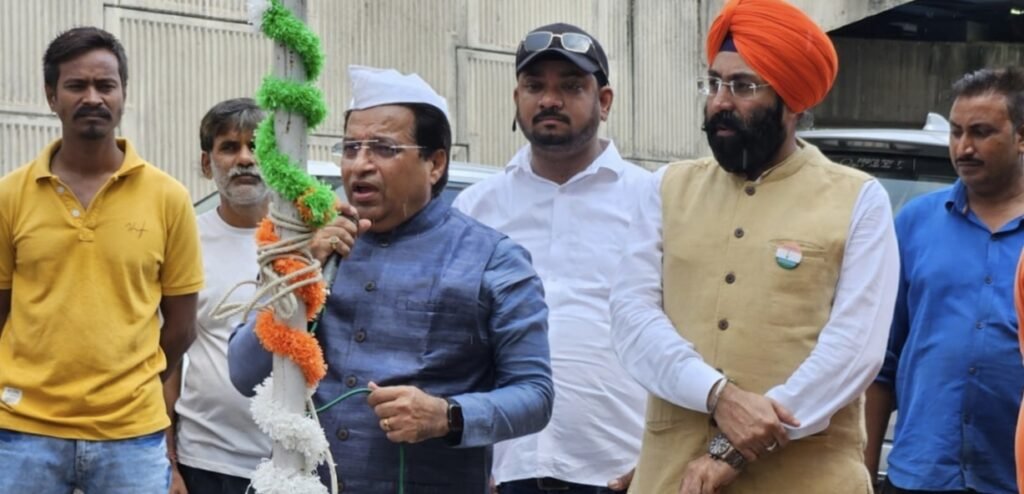 Jamshedpur : यूथ बॉयज क्लब में कुलवंत सिंह बंटी ने किया झंडारोहण