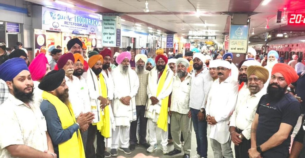 Tatanagar Station : साकची गुरुद्वारा कमिटी ने तीर्थयात्रियों को दी श्रद्धापूर्वक विदाई, स्टेशन पर गूंजे ‘बोले सो निहाल’ के जयकारे
