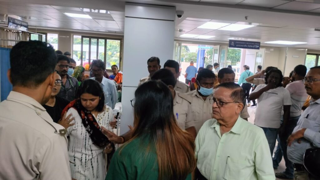 Jamshedpur : डिमना एमजीएम अस्पताल में युवती का इलाज नहीं होने पर परिजनों ने किया हंगामा, डॉक्टर भागे, अधीक्षक और उपाधीक्षक पहुंचे