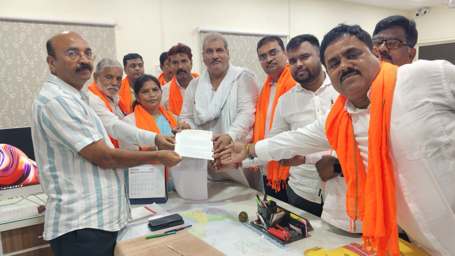 Jamshedpur Bjp : टाटानगर स्टेशन चौक में भाजपा का धरना, 15 दिनों का प्रशासन को दिया गया अल्टीमेटम