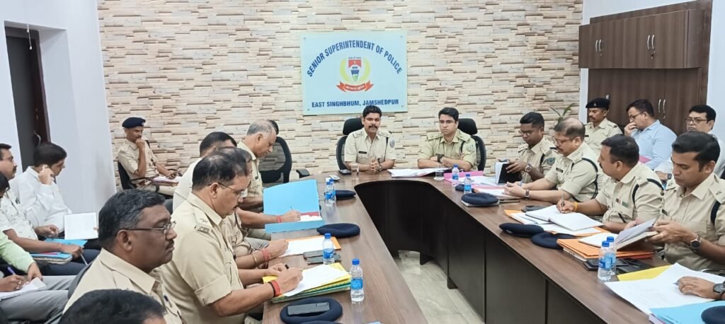 Jamshedpur : शहरी क्षेत्र के डीएसपी, थानेदारों के साथ SSP ने की क्राइम मीटिंग, घाटशिला उप-चुनाव और दुर्गापूजा को लेकर दिए गए दिशा निर्देश