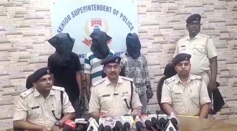 Jamshedpur : सिदगोड़ा में बाइक चोरी गिरोह का भंडाफोड़, तीन शातिर चोर गिरफ्तार, देखें – Video