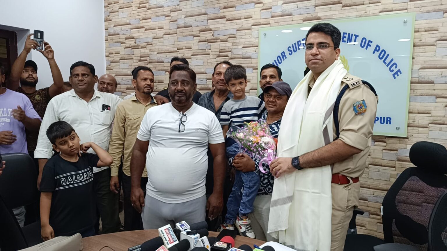 Jamshedpur Police Good Job : बिष्टुपुर से बच्चे के अपहरण का मामला – मुर्शिदाबाद से एक आरोपी गिरफ्तार, बाकी की तलाश में पुलिस, परिजनों ने सिटी एसपी को किया सम्मानित, देखें – Video