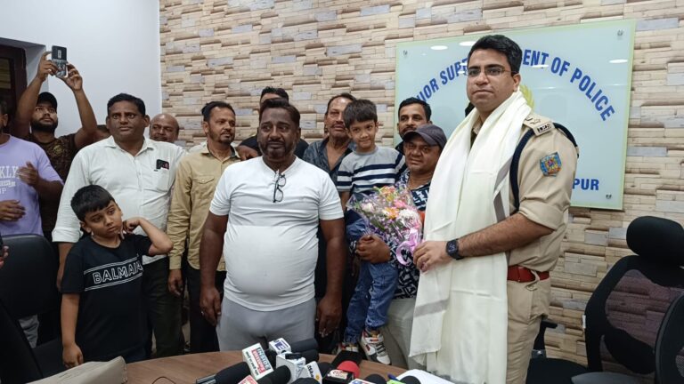 Jamshedpur Police Good Job : बिष्टुपुर से बच्चे के अपहरण का मामला – मुर्शिदाबाद से एक आरोपी गिरफ्तार, बाकी की तलाश में पुलिस, परिजनों ने सिटी एसपी को किया सम्मानित, देखें – Video