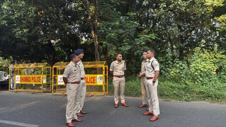 Dhanbad/Jamshedpur : धनबाद पुलिस के साथ मुठभेड़ में अपराधी भानु मांझी को लगी गोली, गैंगस्टर प्रिंस खान से जुड़ा है यह अपराधी, दो दिन पहले जमशेदपुर में गिरोह के तीन बदमाश फिल्मी स्टाइल में उठाये गए थे, देखें – Video