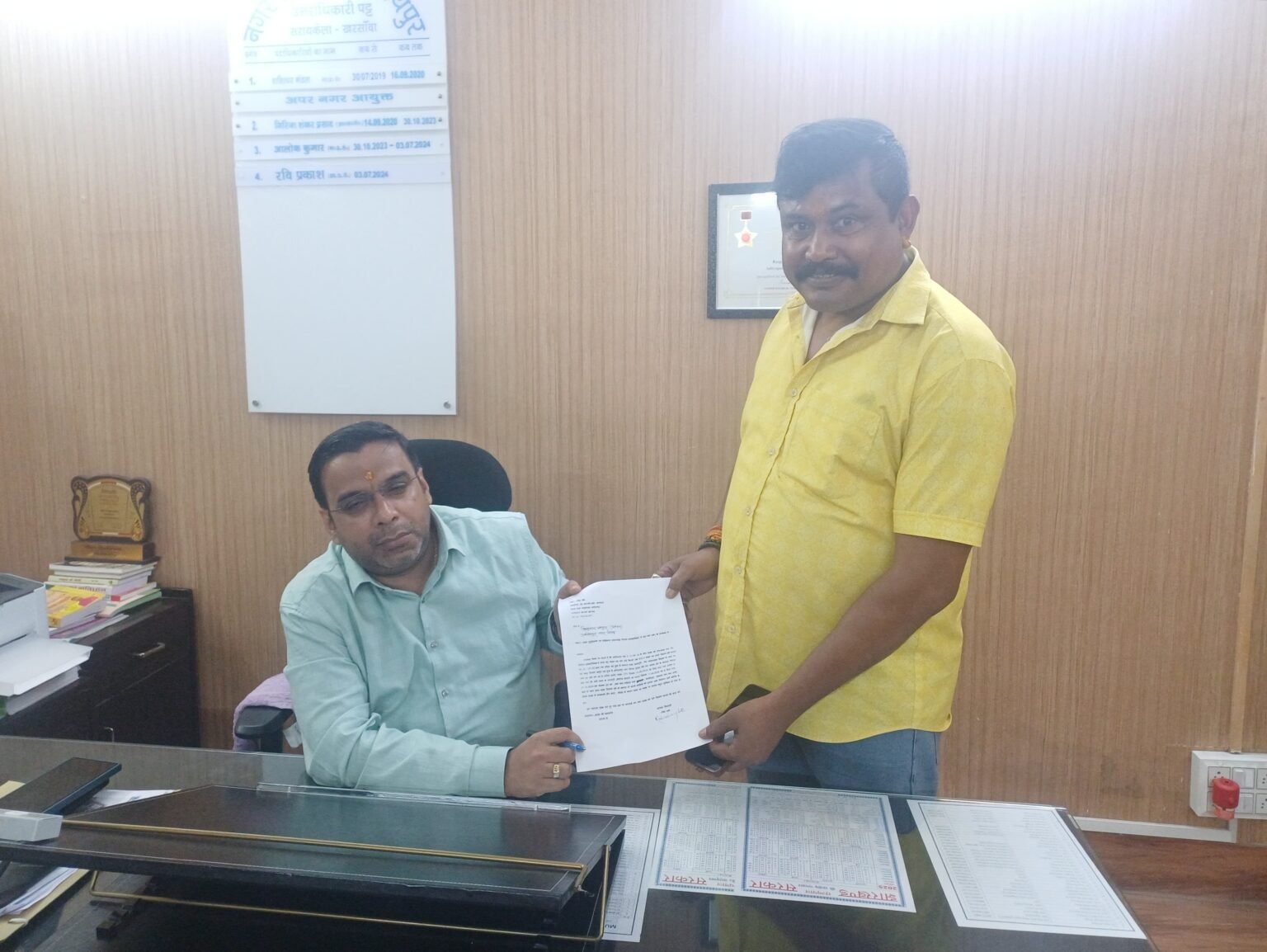 Adityapur : टाटा कांड्रा मुख्य मार्ग पर नेशनल इलेक्ट्रॉनिक के पास वार्ड नंबर 13-14 से छठ घाट को जोड़ने वाली सड़क दुरुस्त की जाये, उप नगर आयुक्त को RTI कार्यकर्त्ता ने दिया पत्र