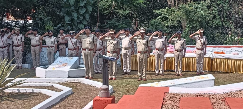 Jamshedpur : पुलिस संस्मरण दिवस पर शहीद पुलिसकर्मियों को श्रद्धांजलि, परिजनों को किया गया सम्मानित