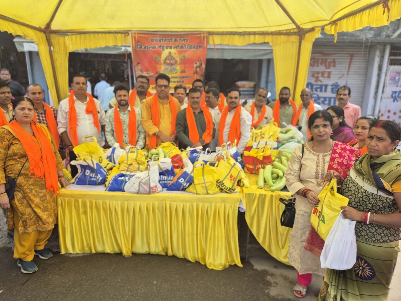 Jamshedpur : छठ व्रतधारियों के लिए जदयू का सेवा शिविर, निशुल्क लौकी एवं गेहूं का वितरण