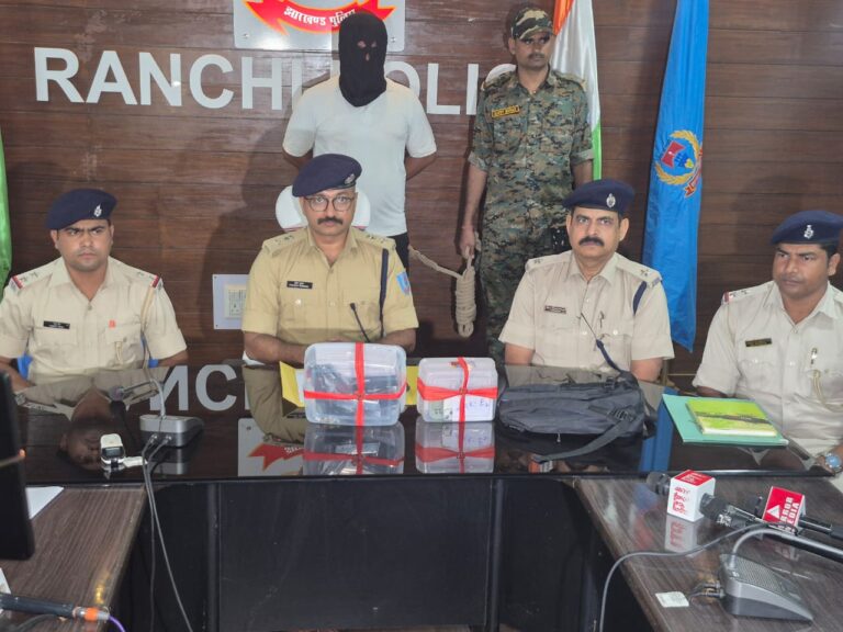 Ranchi/Jamshedpur : सुजीत सिन्हा गिरोह को हथियार सप्लाई करने से पहले जमशेदपुर का अपराधी दशरथ शुक्ला गिरफ्तार, 3 लोडेड पिस्टल बरामद